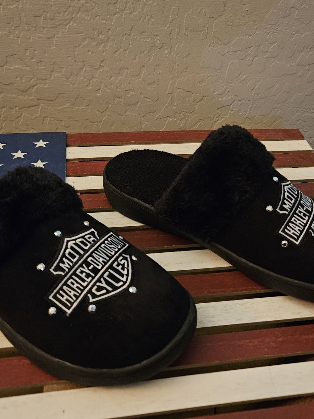 Harley-Davidson Black Faux-Fur Logo Slip-On Slippers with Silver Studs - Picture 2 of 4